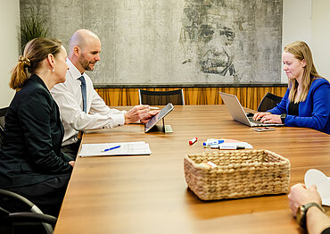 Foto von einer Besprechung mit 3 Personen